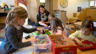 Kinder spielen im Kindergarten