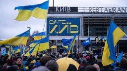 Demonstration vor dem Café Kyiv in Berlin