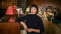 Die Bartenderin Maria Gorbatschova steht in der Green Door Bar. Sie wurde bei den Mixology Bar Awards 2025 als beste Bartenderin des Jahres gewählt. Die Auszeichnung würdigt herausragende Leistungen der deutschsprachigen Bar-Szene.