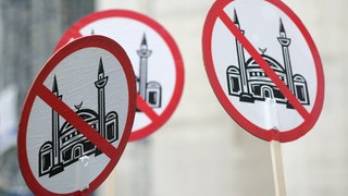 Proteste: Schild mit Moschee , die durchgestrichen ist