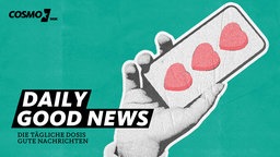 Daily Good News - Ein Mädchen steckt eine Blume in ein Panzerrohr