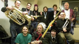 Schäl Sick Brass Band posieren im Studio