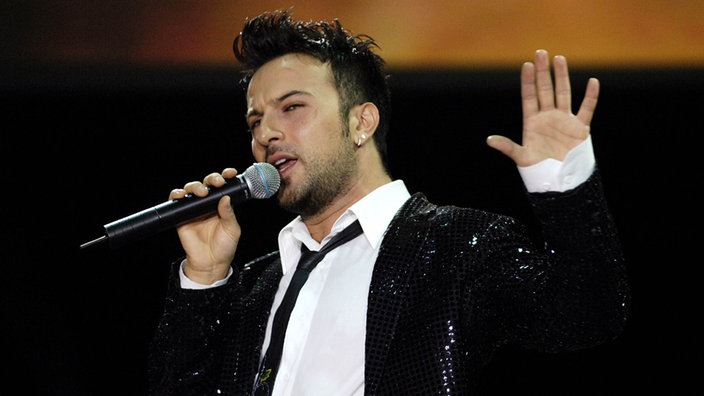 Tarkan singt