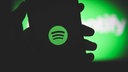 Das Logo von Spotify wird auf einem Apple-Smartphone angezeigt. 