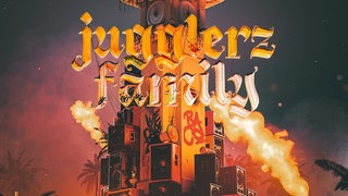 Cover des Albums "Jugglerz Family" von Jugglerz: Zeichnung eines Turms aus Boxen mit Fahne auf der Spitze in der Nacht; von Flammen aus Flammenwerfern umspielt; Schriftzug "jugglerz family"