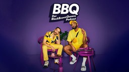 Zu sehen sind die beiden Hosts. Sie sitzen auf Plastikstühlen vor einem Grill. 