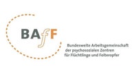 Logo Bundesweiten Arbeitsgemeinschaft der psychosozialen Zentren für Flüchtlinge und Folteropfer: Die Buchstaben BAFF in einem halboffenen Oval einer gestrichelten Linie 