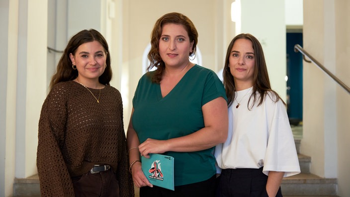 Madeleine Alizadeh, Host Shanli Anwar und Yasaman Soltani 