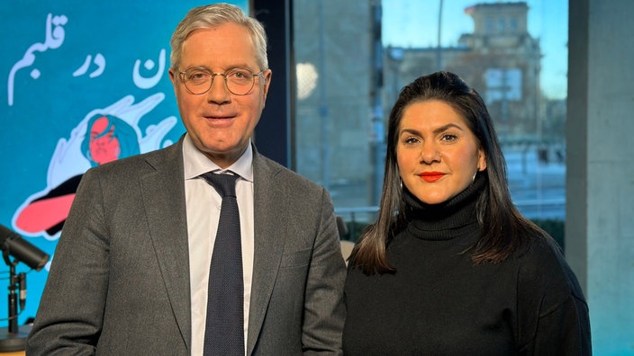 Host Shanli Anwar mit Gästen Mariam Claren und Norbert Röttgen