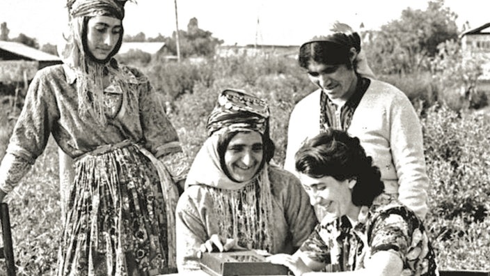 Xatûn Nûra Cewarî, zargotina kurdî ji devê gundiyan berhev dike. Sal: 1950 -1960.