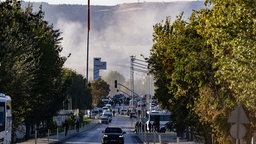 Anschlag in Ankara - Blick auf einen Autobahn am Horizont steigt Rauch auf. 