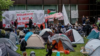 Teilnehmer haben während einer pro-palästinensischen Demonstration der Gruppe „Studentenbündnis Berlin“ im Theaterhof der Freien Universität Berlin Zelte aufgebaut.