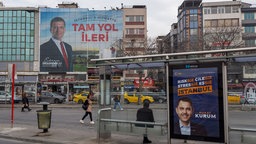 Wahlkampfplakate der Partei für Gerechtigkeit und Entwicklung, AKP, Murat Kurum, Bürgermeisterkandidat der Metropolregion Istanbul, und Ekrem Imamoglu, Bürgermeister der Metropolregion Istanbul, vor den Kommunalwahlen auf den Straßen von Kadiköy,