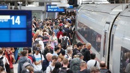 Menschenmenge an einem Bahnsteig stehen vor einem Zug