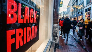 Schaufenster mit Black Friday-Schild 