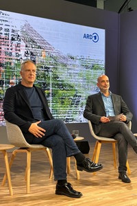 Antonio Scurati mit Tommaso Pedicini auf der ARD Literaturbühne