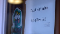 Fehlende Kindergartenplätze Schild: "Zurzeit sind keine Kita-Plätze frei!"