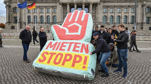 Mano alta quattro metri davanti al Bundestag per uno stop al caro affitti 