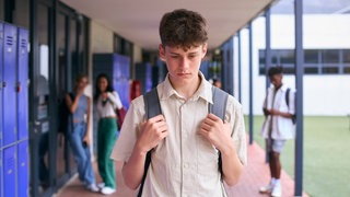 Ein einsamer Schüler im Schulhof