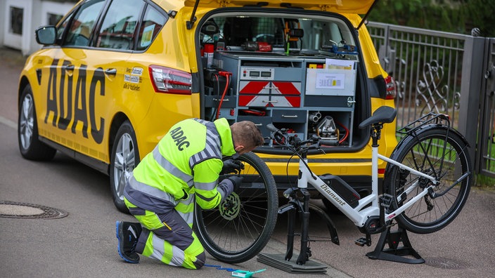 ADAC pomaže biciklisti na putu