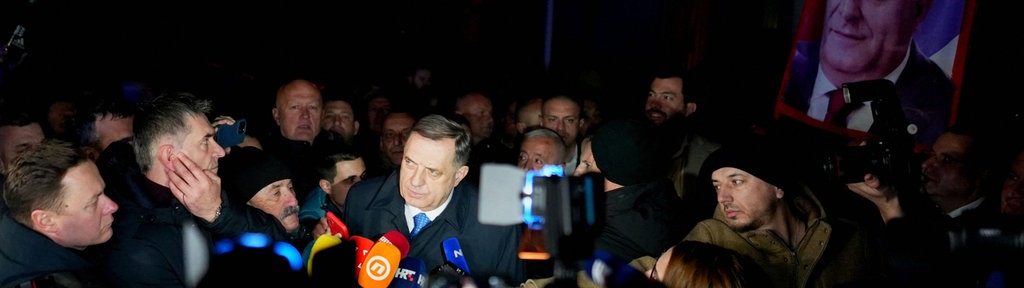 Milorad Dodik okružen novinarima