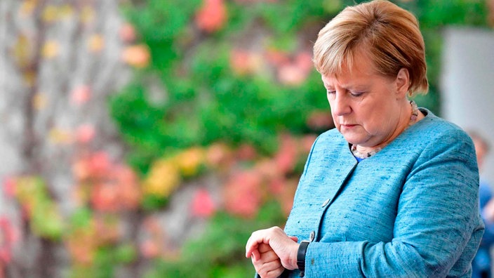 Angela Merkel gleda na sat