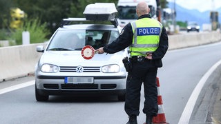 Policajac na granici zaustavlja automobil