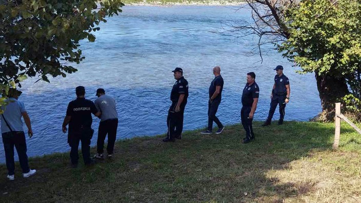 Policajci zajednički uviđaju slučaj pored reke