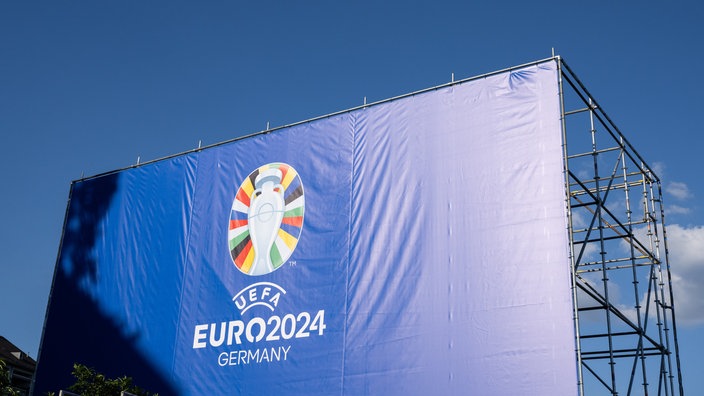 Platno sa logom EURO 2024 ispred stadiona u Frankfurtu