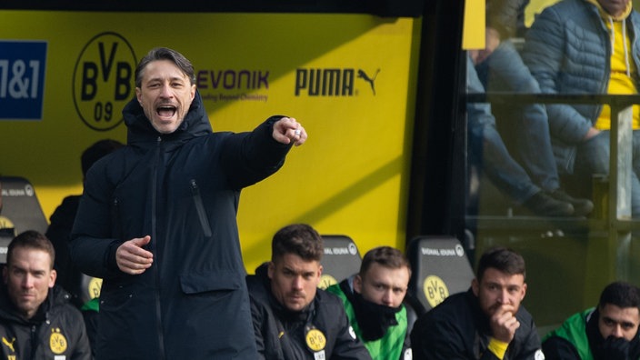 Dortmunds Trainer Niko Kovač dirigiert sein Team und steht dabei vor der Ersatzbank am Spielfeldrand (Einzelaufnahme, nah)