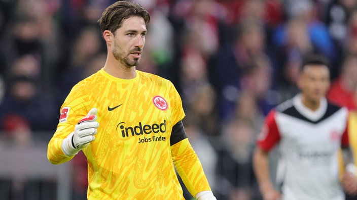 Spielszene: Frankfurts Torwart Kevin Trapp nach einem Ballschuss, rechts unscharf im Hintergrund ein Teamkollege