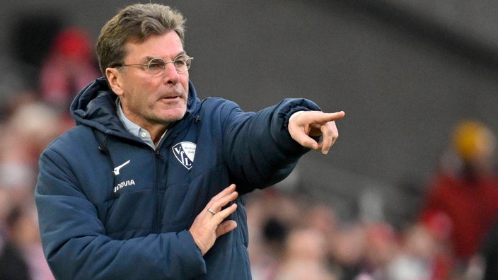 Bochums Trainer Dieter Hecking am Spielfeldrand mit ausgestrecktem Arm und Zeigefinger Anweisungen gebend