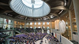 Blick in den Plenarsaal - Bundestagsdebatte in Berlin