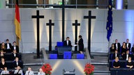 Kreuze und Blumen im Bundestag