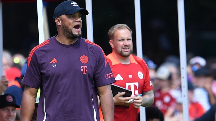 Bayerns neuer Trainer Vincent Kompany (links) neben Co-Trainer Aaron Danks am Spielfeldrand (Nahaufnahme)