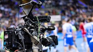 TV-Kamera steht bei Handball-Spiel in der Halle