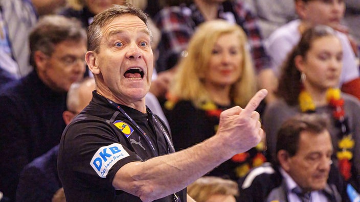 Deutschlands Handballtrainer Alfred Gislason gibt erregt Anweisungen vom Spielfeldrand