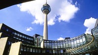 Gebäude des Landtags NRW mit Blick auf den Rheinturm in Düsseldorf