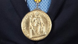 Die Karlspreis-Medaille 2023 geht an den ukrainischen Präsidenten Wolodymyr Selenskyj und das ukrainische Volk. 