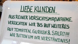 Ein Schild weist auf den Verzicht auf Tomate, Gurken und Salat hin