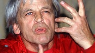 Der Schauspieler Klaus Kinski während einer Pressekonferenz in Hamburg 1985