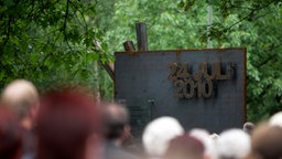 Besucher vor dem Mahnmal für die am 24. Juli 2010  umgekommenen 21 Loveparade-Besucher in Dusiburg