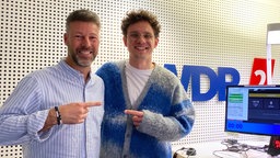 Tim Kamrad (r) mit WDR 2 Moderator Johannes Simon im Studio