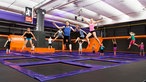 Jump House Köln: Kinder springen auf Trampolins