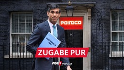 Satirische Fotomontage: Englands Premier Rishi Sunak steht vor der Downing Street Nr. 10, über der Tür leuchtet die Reklame "Politico" im Stil eines Wettbüros