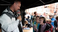 WDR 2 Sportreporter mit Zuschauern 2013 in Bocholt