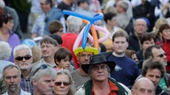 Zuschauer mit Luftballon-Hut vor der Radiobühne in Nettetal