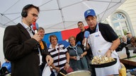 WDR 2 Moderator Uwe Schulz und Radiokoch Helmut Gote mit Pfanne.