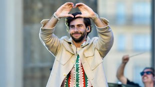Alvaro Soler bei einem Auftritt in der Fan Zone am Brandenburger Tor in Berlin 