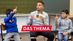 Ein Bundesfreiwilliger unterstützt eine Willkommensklasse an einer Grundschule